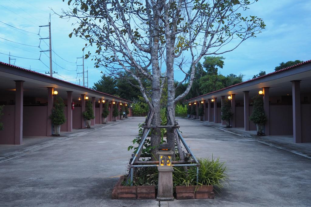 Rimmueng Resort Phanom Sarakham エクステリア 写真