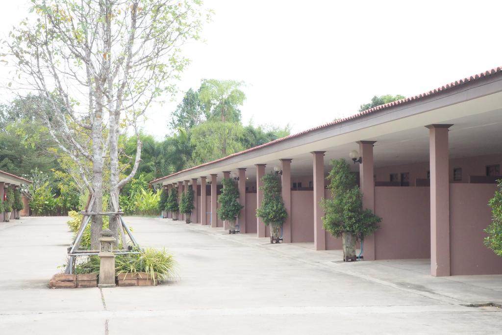Rimmueng Resort Phanom Sarakham エクステリア 写真